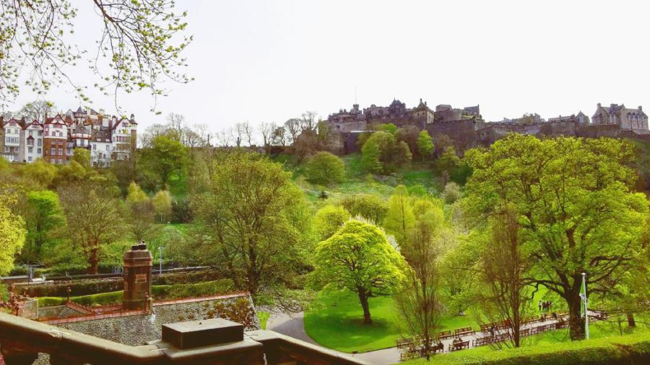 Ramsay Gardens - Grand 4-Bedroom Apartment Next To Castle Edimburgo Exterior foto